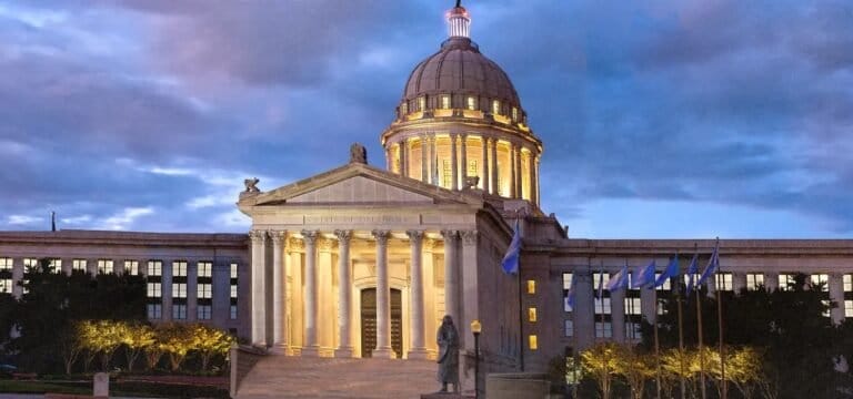 Gubernator Oklahomy podpisuje ustawę o stworzeniu programu szkoleniowego w zakresie medycznej marihuany dla lekarzy